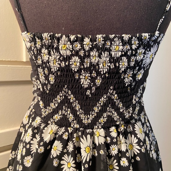 Adorable Daisy Print Sun Dress - Picture 6 of 8